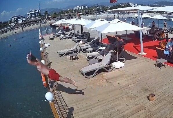 Alanya’da yasak uyarısına rağmen denize atlayan tatilci öldü
