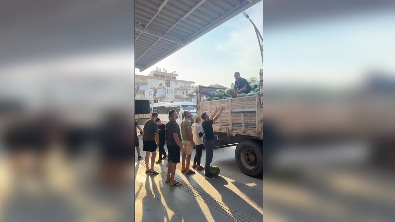 Babasının Hayrına Karpuzları Bedava Dağıttı Serik
