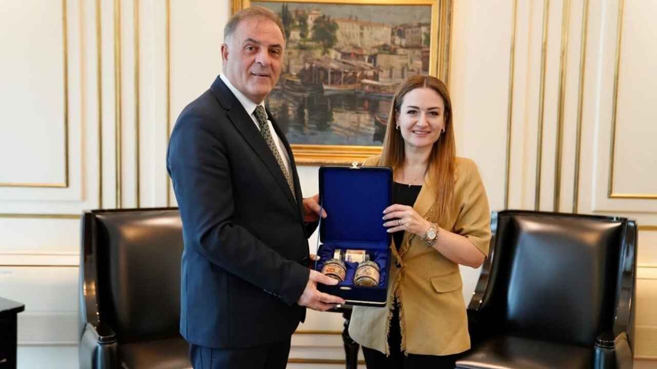 Büşra Özdemir, Nuri Arslan’ı Ziyaret Etti Antalya’dan Özel Hediye Gitti!2 (7)