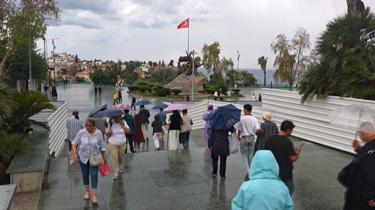 Antalya’da yağmur sürprizi! Turistler şemsiyelerini açıp gezmeye devam etti