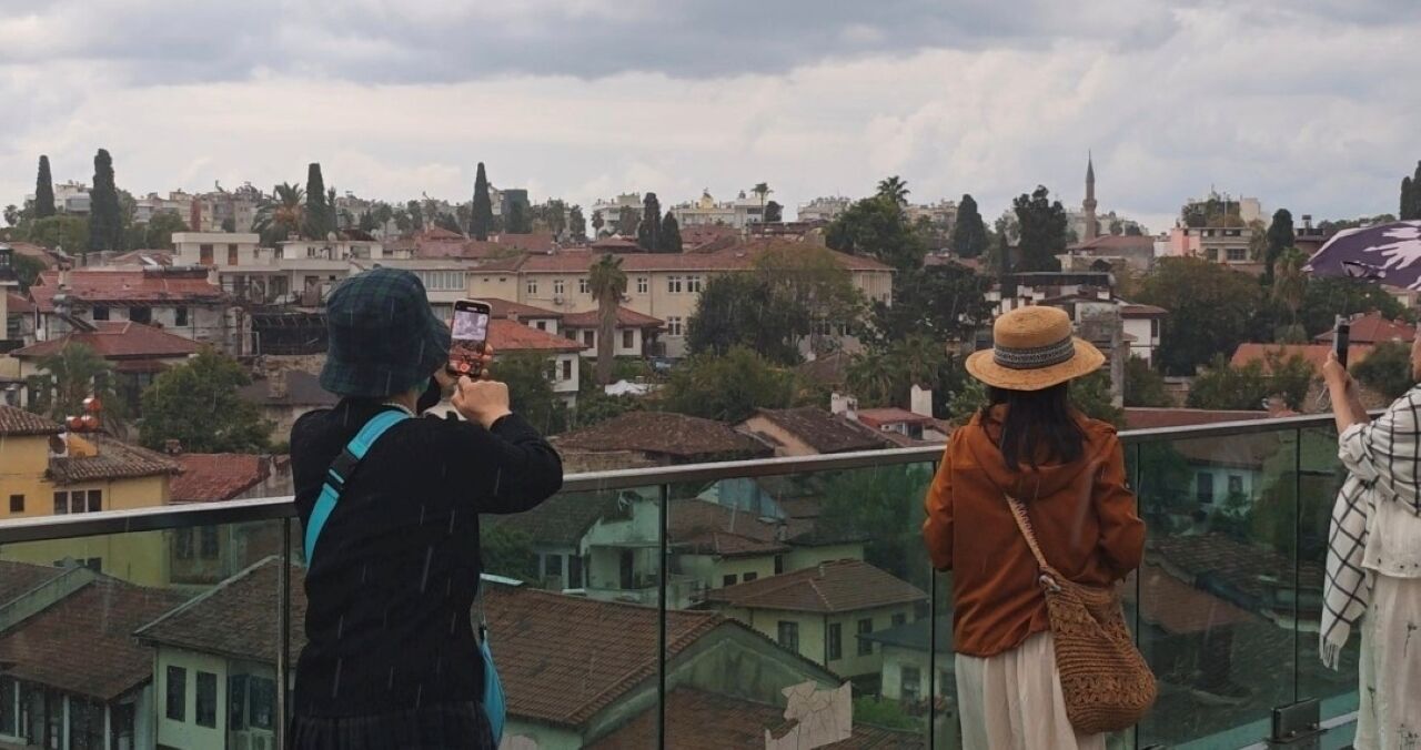 Cumhuriyet Meydanı'nda Şemsiye Ile Gezen Tursitler (2)