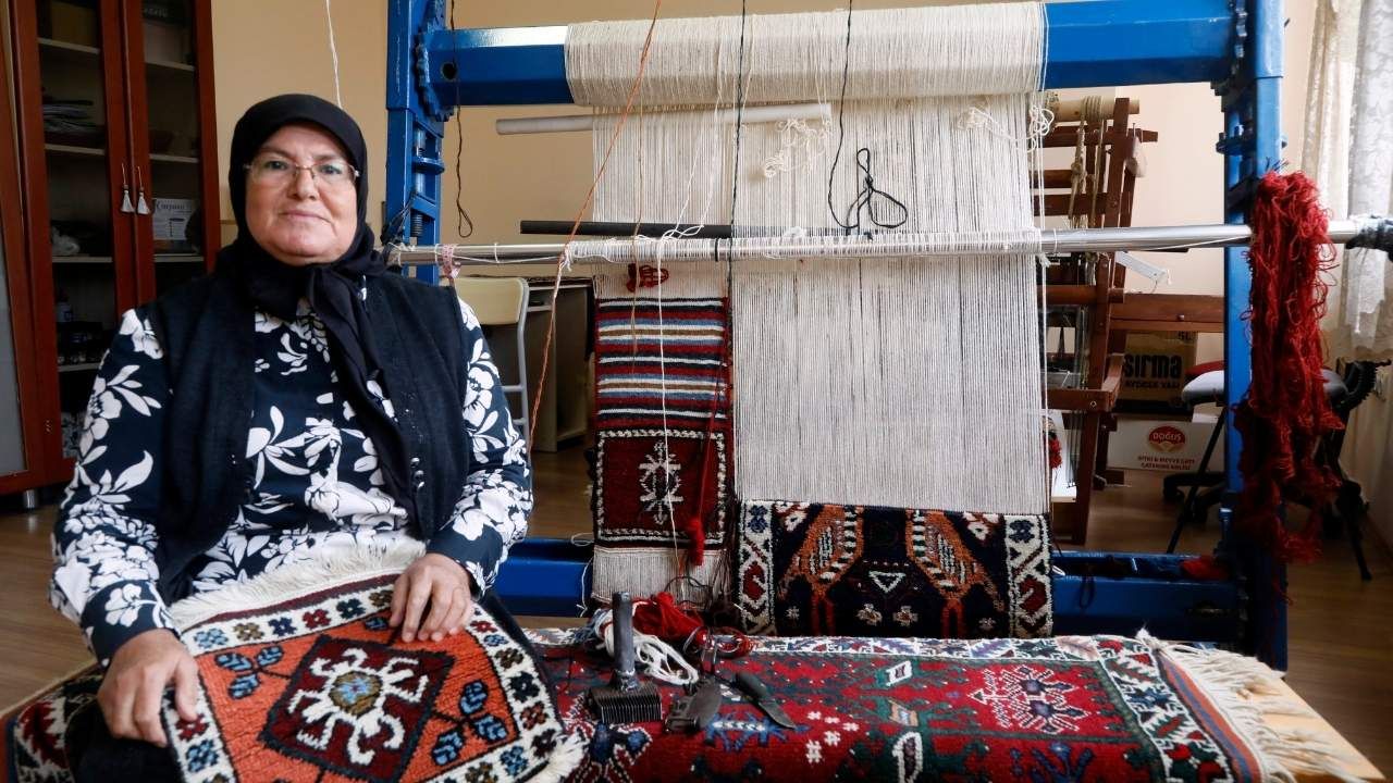 Halı Dokuyan Ayşe Taç