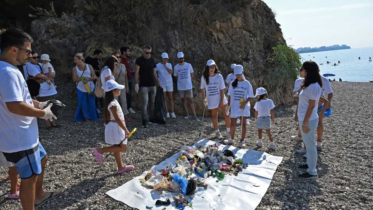 Konyaaltı Sahili’nde her gün 60 ton atık çıkıyor