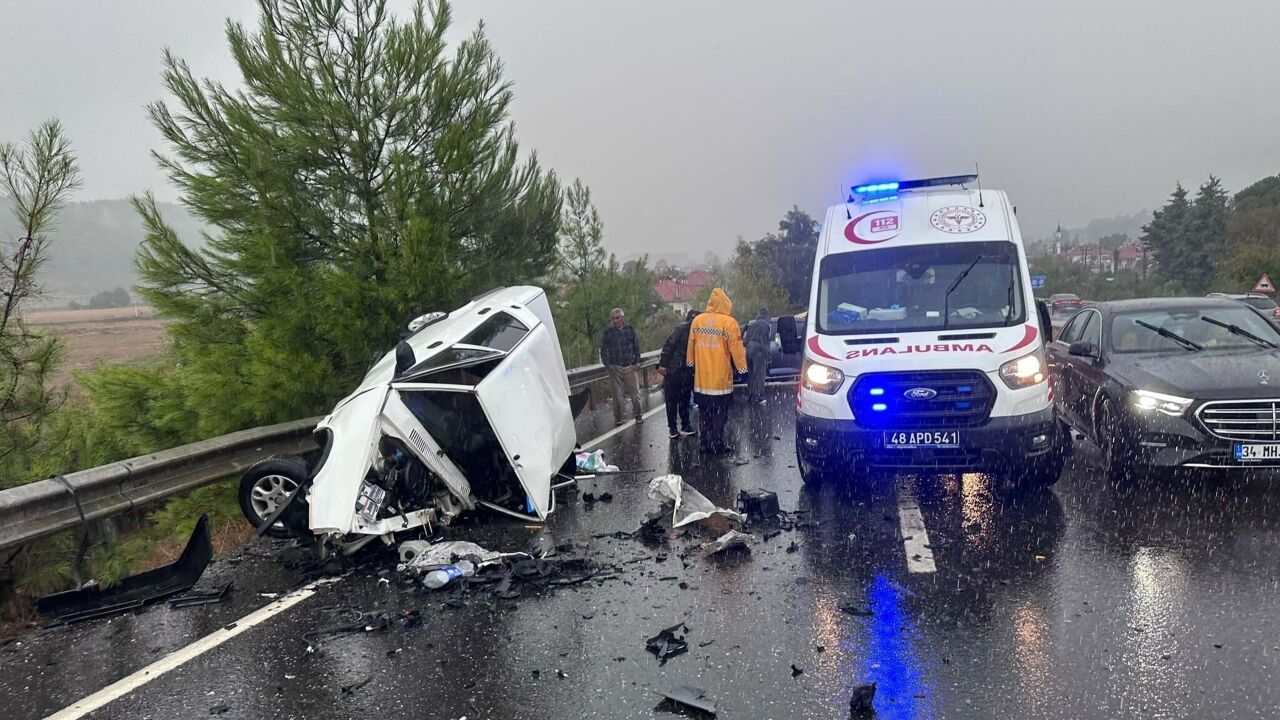 Muğla’da feci kaza! Otomobil parçalara bölündü