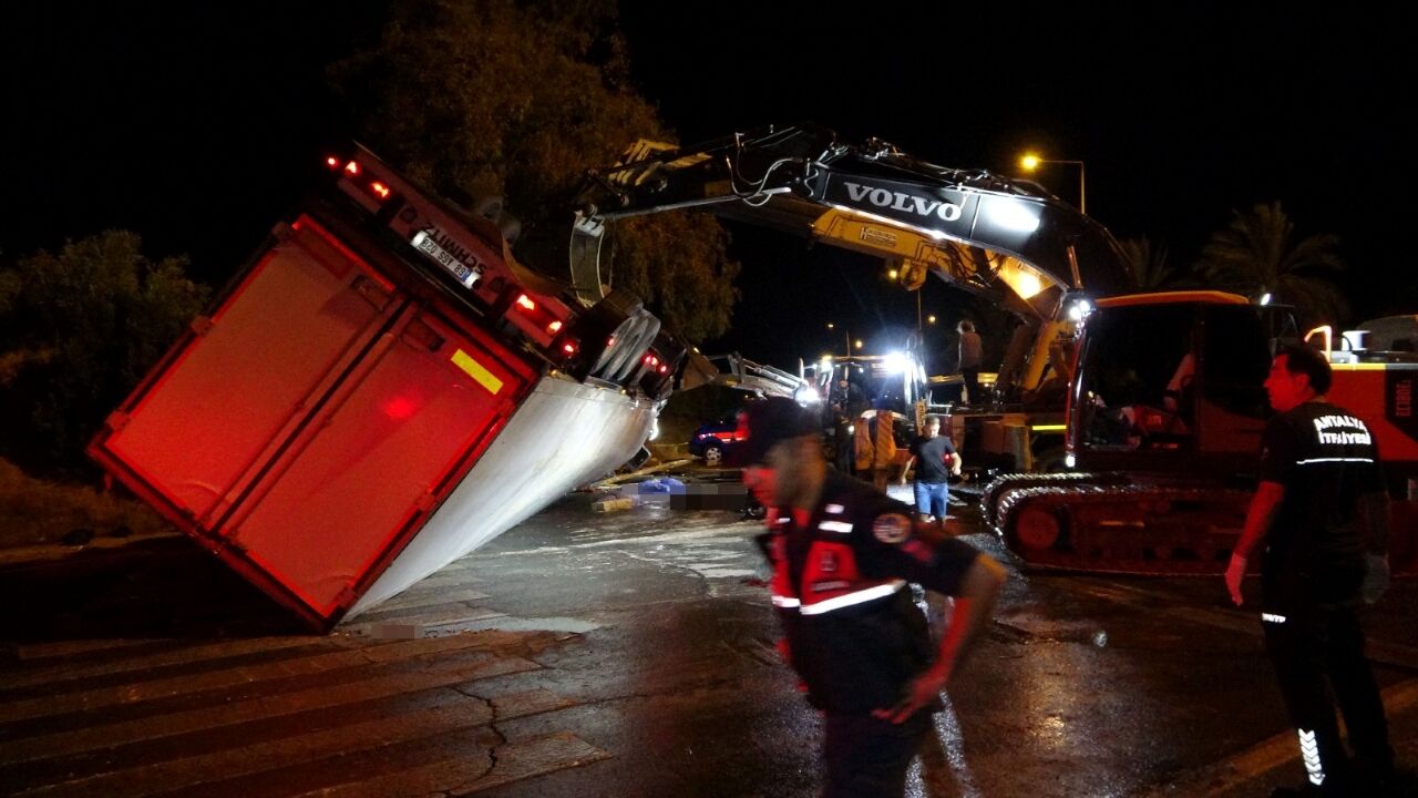 Manavgat’ta can pazarı! TIR'ın altında kalan 2 kişi öldü