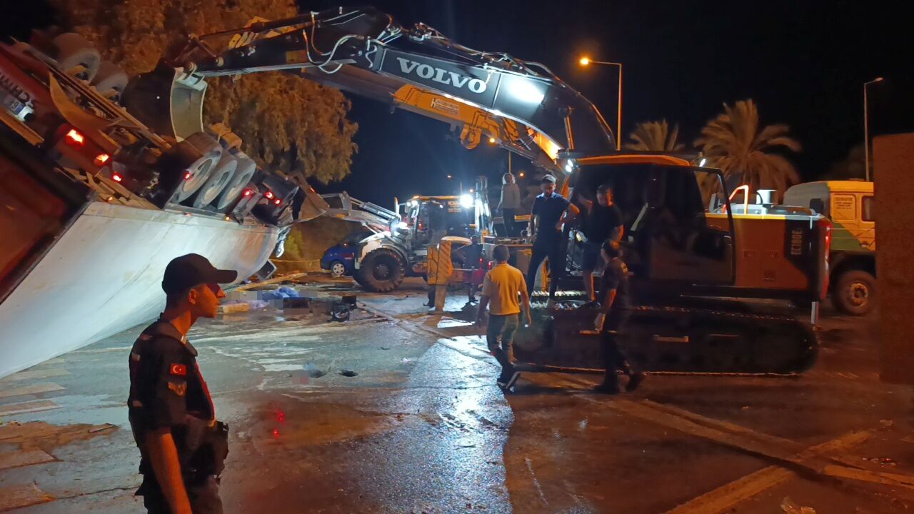 Manavgat'ta 2 Kişi Tir'ın Altında Kaldı (2)