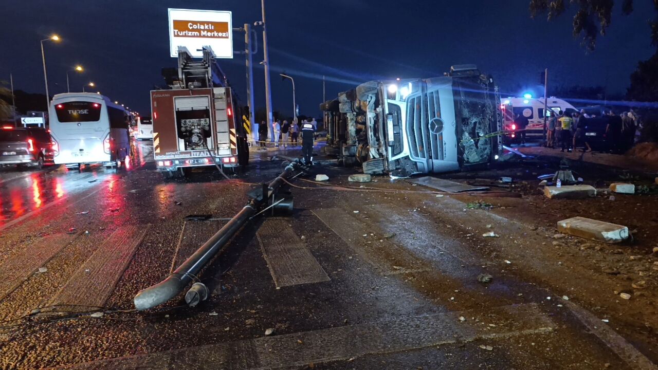 Manavgat'ta 2 Kişi Tir'ın Altında Kaldı (3)