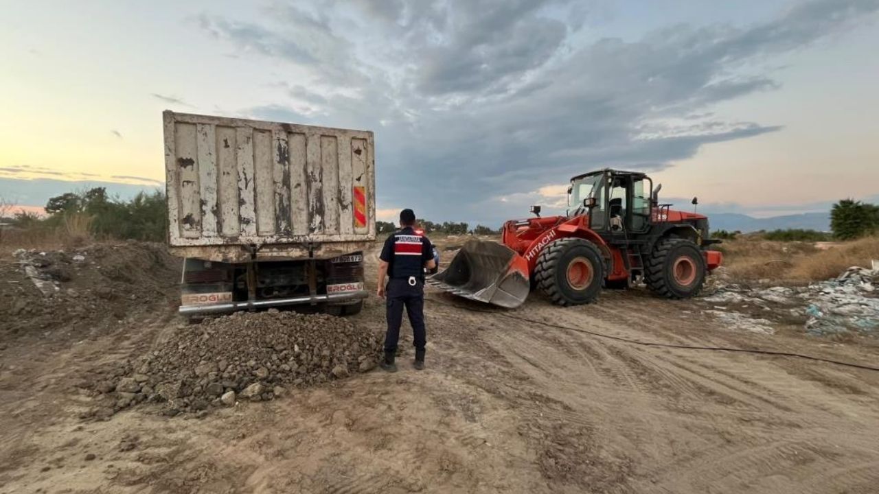 Manavgat’ta Milli Emlak Arazisinde Kaçak Kum Operasyonu!1 (1)