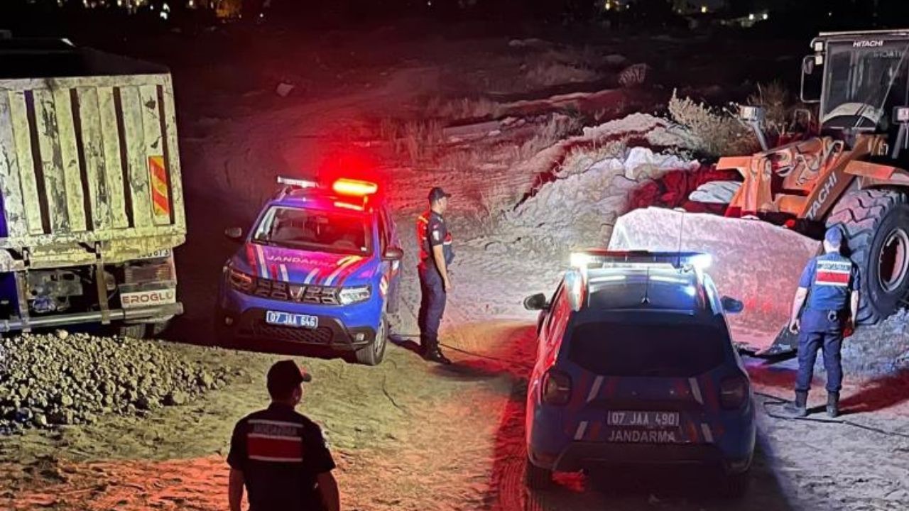 Manavgat’ta Milli Emlak Arazisinde Kaçak Kum Operasyonu!1 (2)