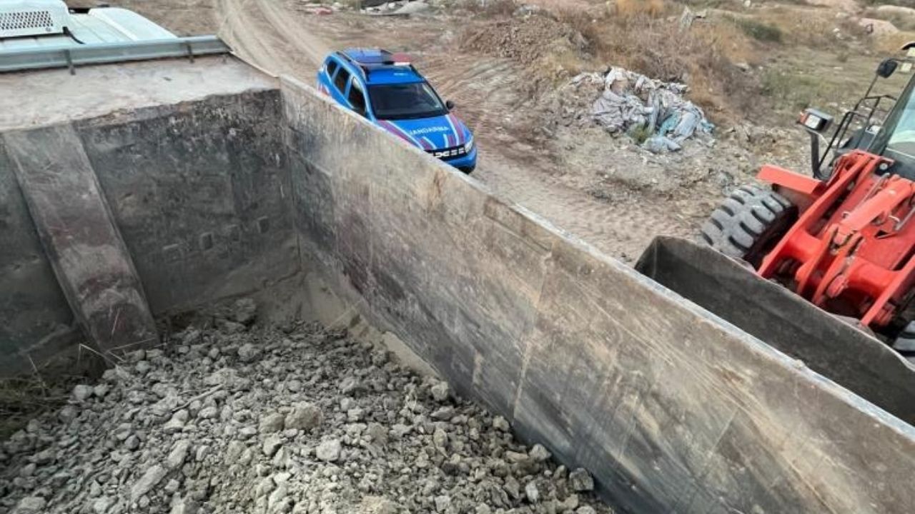 Manavgat’ta Milli Emlak Arazisinde Kaçak Kum Operasyonu!1 (4)