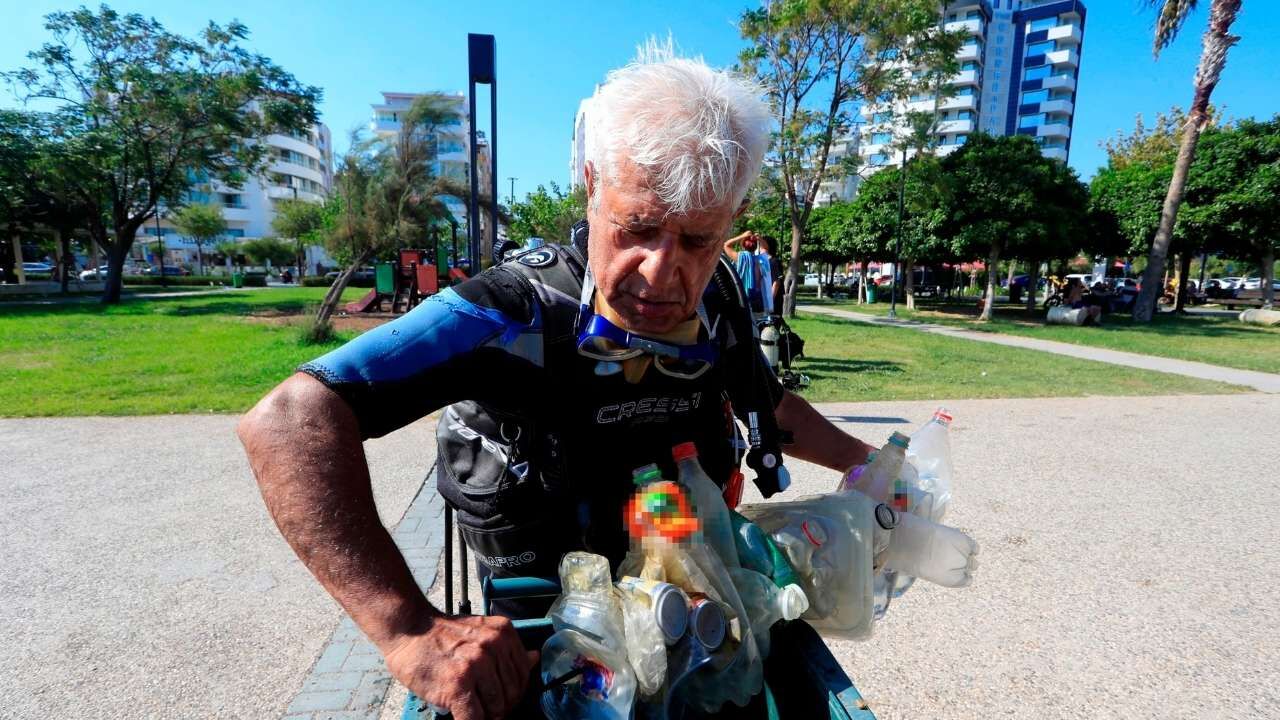 Konyaaltı'nın dibi çöplüğe dönmüş: "Vatanını seven bunları atmaz"
