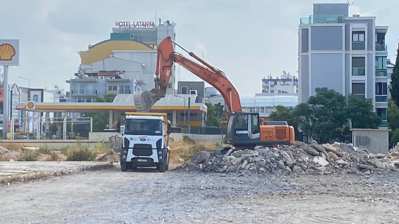Antalya’da kentin kalbindeki “moloz tarlası” temizleniyor! Yıllar sonra gelen müdahale