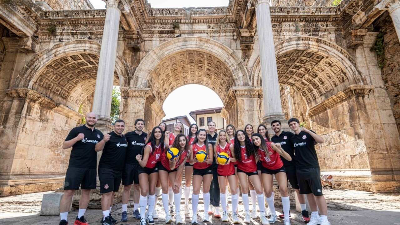 Sultanlar Kaleiçi’ni podyuma çevirdi! Kırmızı formayla poz verdiler