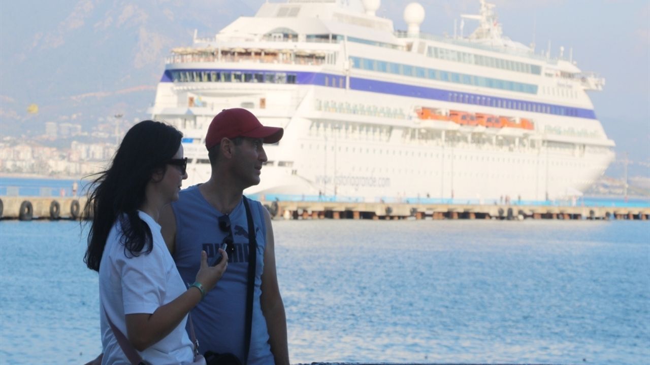 Önce Alanya’ya Geldiler, Sonra Antalya’ya Geçtiler! Denizden Yüzlerce Turist Çıktı1223 (1)