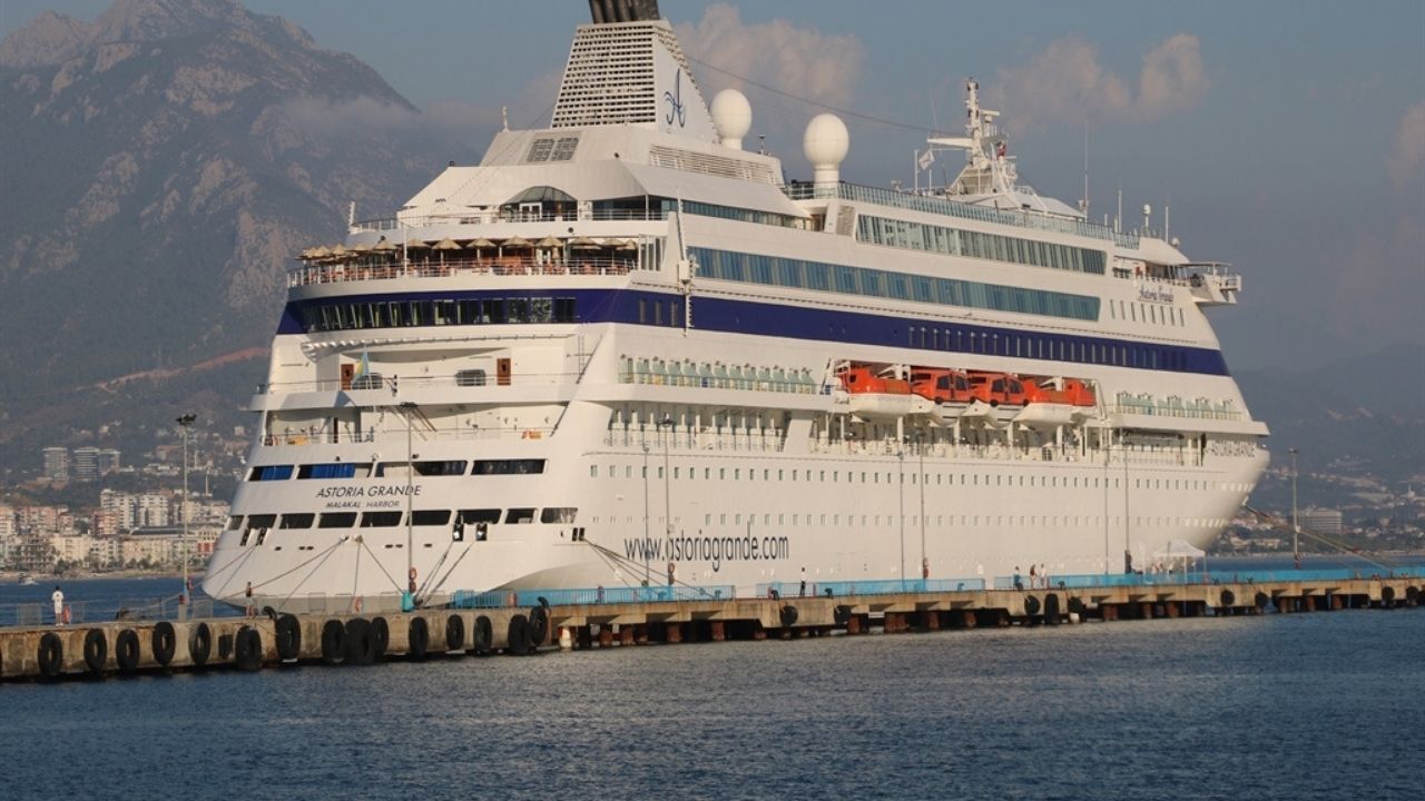 Önce Alanya’ya Geldiler, Sonra Antalya’ya Geçtiler! Denizden Yüzlerce Turist Çıktı1223 (3)
