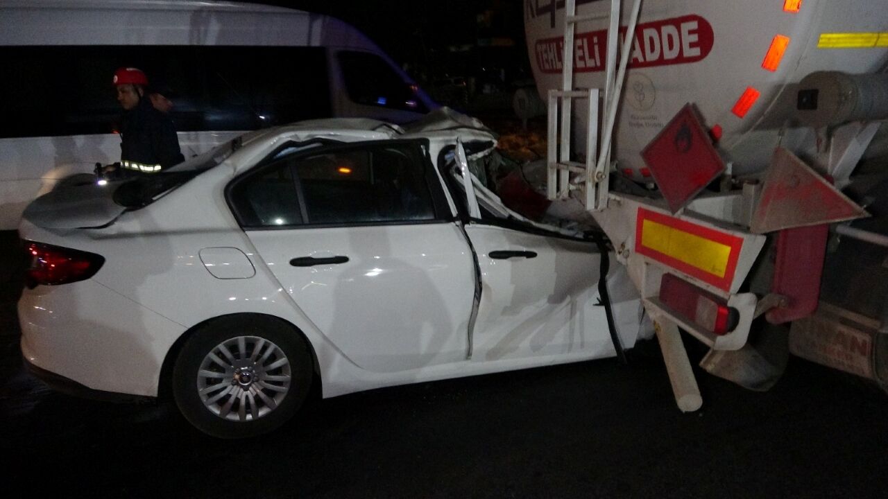 Manavgat’ta korkunç kaza: Otomobil, tankere ok gibi saplandı