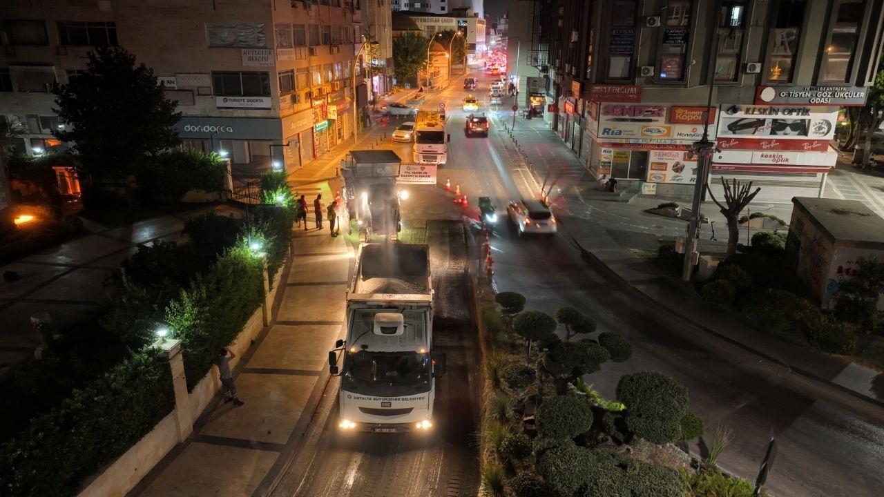 Antalya’da gece boyu çalıştılar! Şehit Binbaşı Cengiz Toytunç Caddesi yenilendi