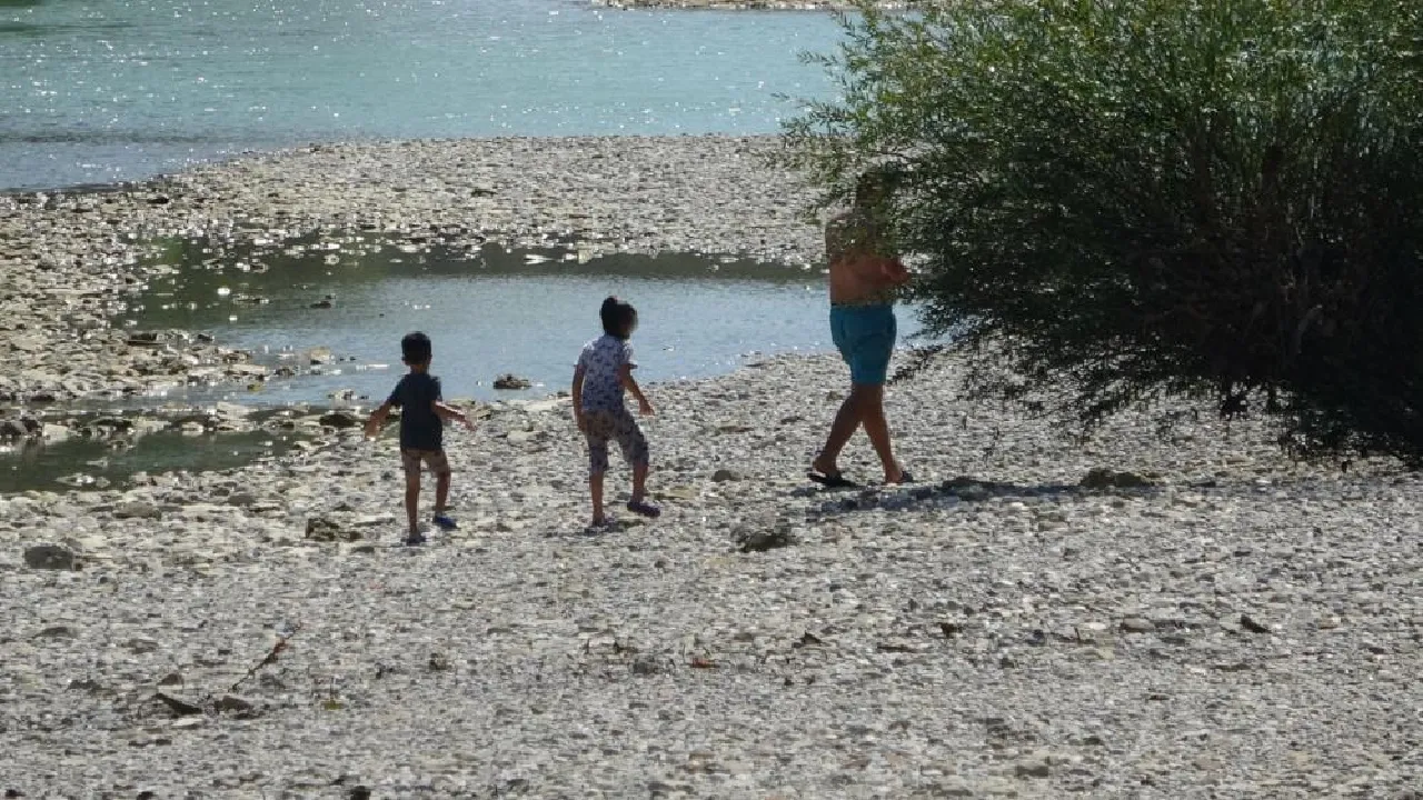 Su Çekildi, Tehlike Unutuldu! Manavgat Şelalesi’nde Şaşırtan Görüntü23 (3)