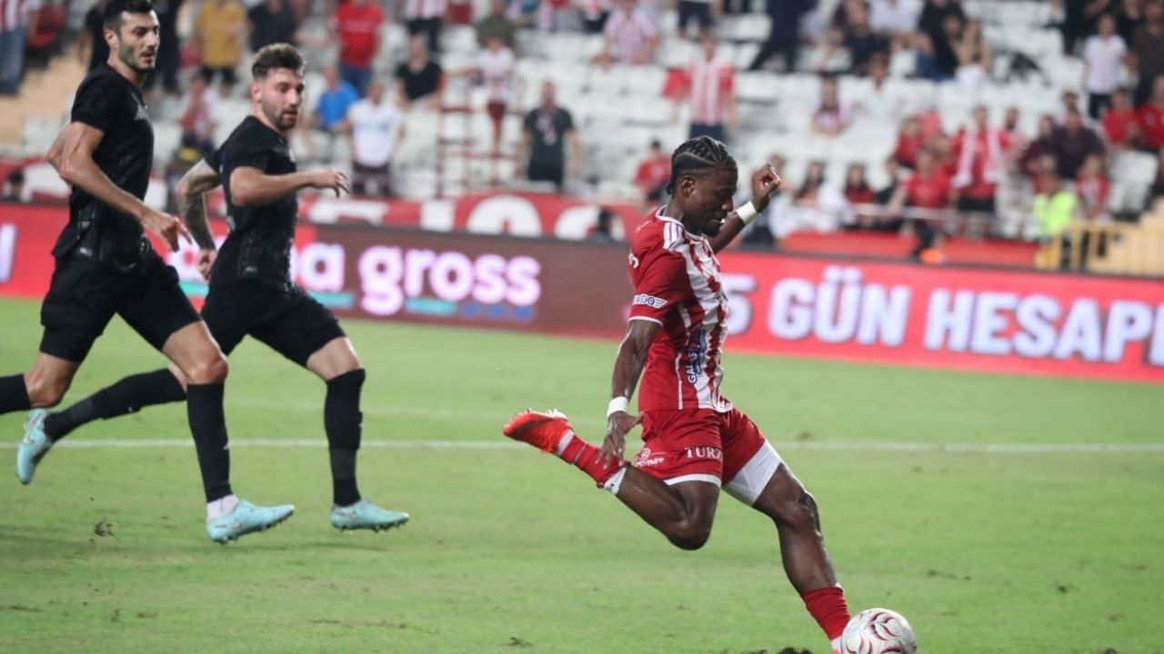 Antalya güle oynaya kazandı! Haftalar sonra evinde ikinci galibiyet