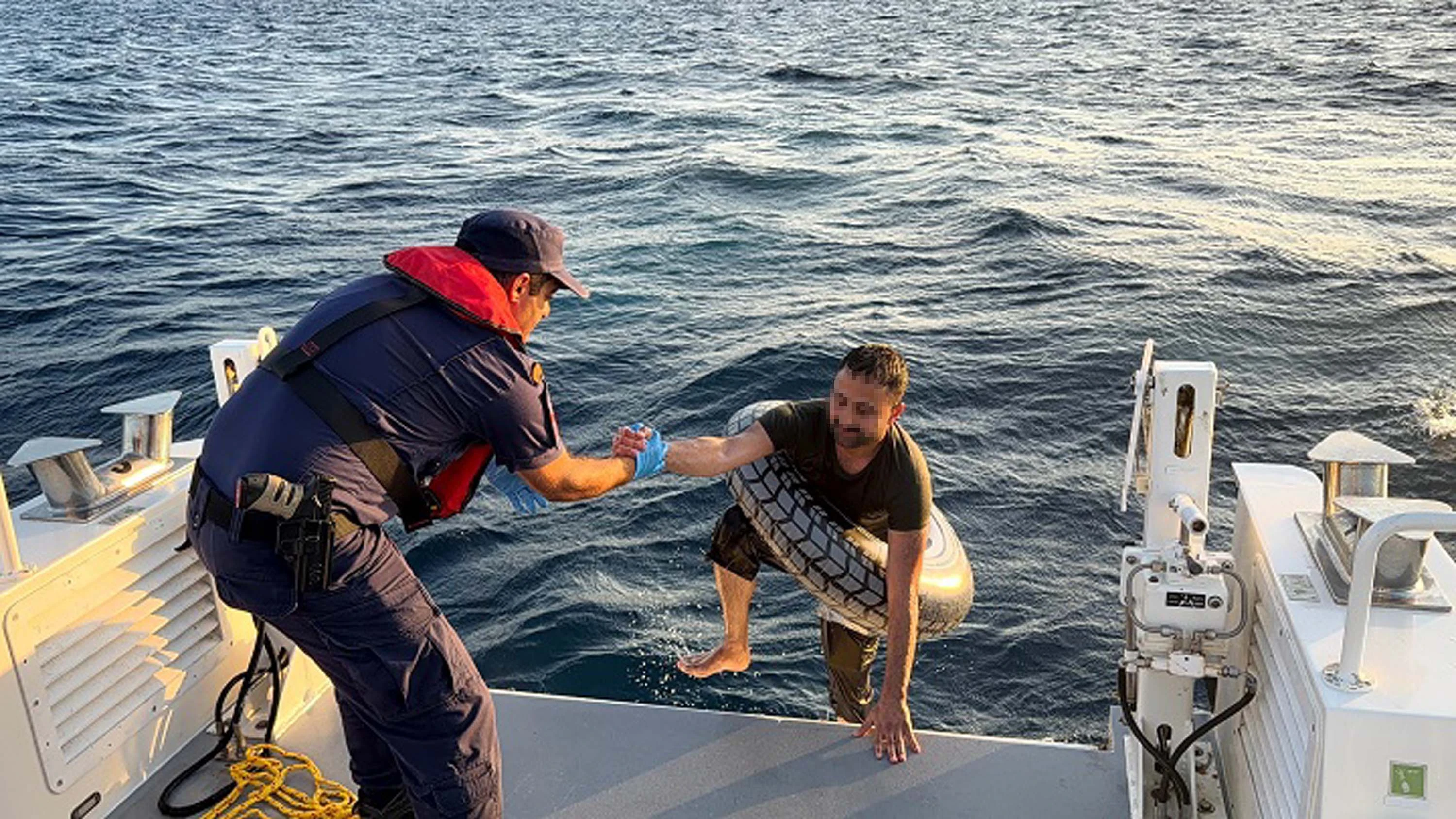 Yunanistan’a can simidi ile yüzerek geçmeye çalışan göçmen yakalandı