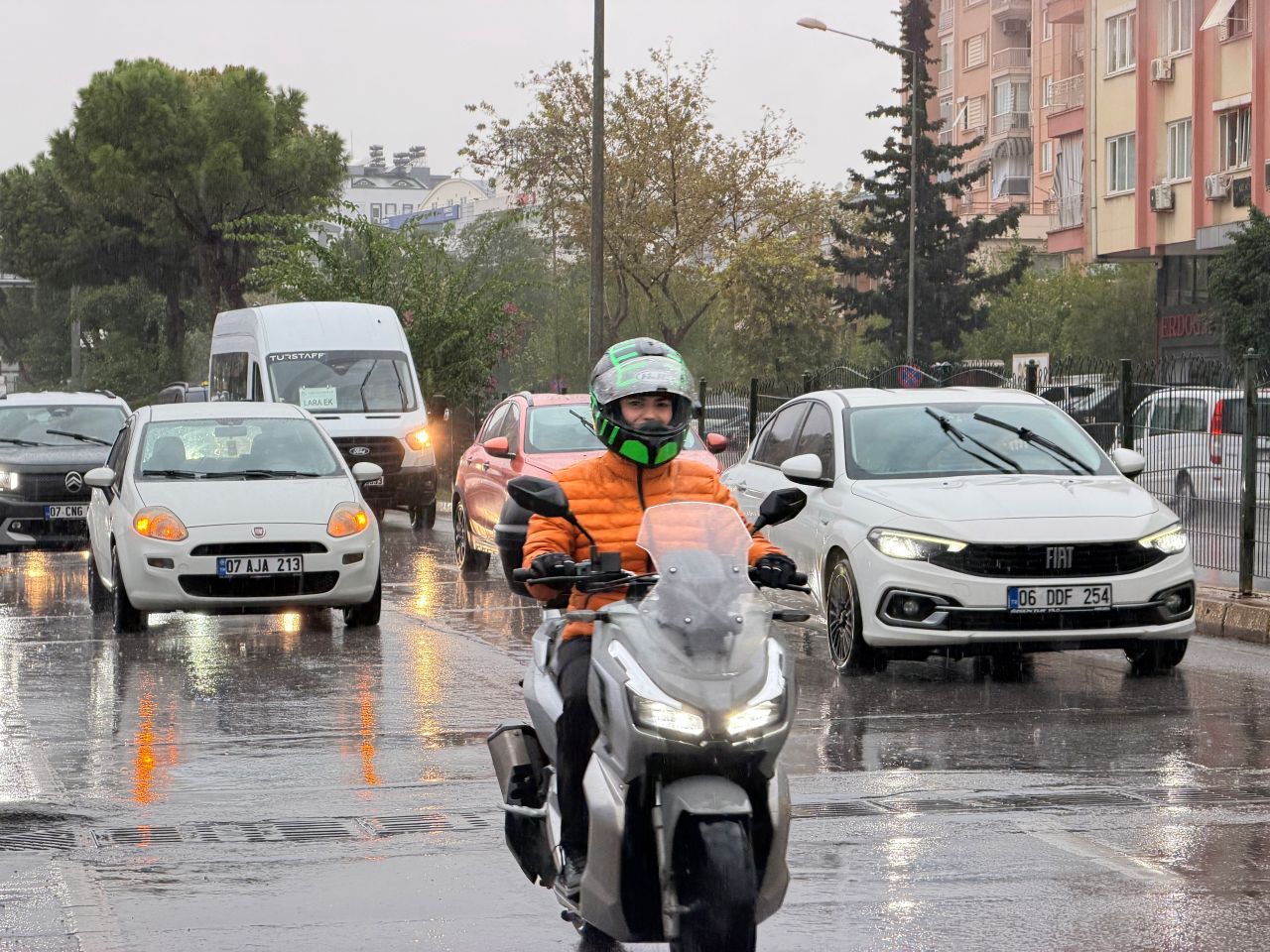 Antalya’da sağanak ana arterlerde trafiği kilitledi!