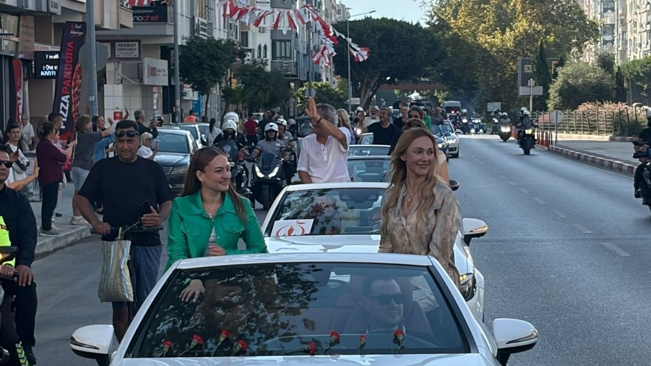 Altın Portakal Kortejinde Yıldızlar Geçidi! Ünlü Isimlere Sevgi Seli1 (1)