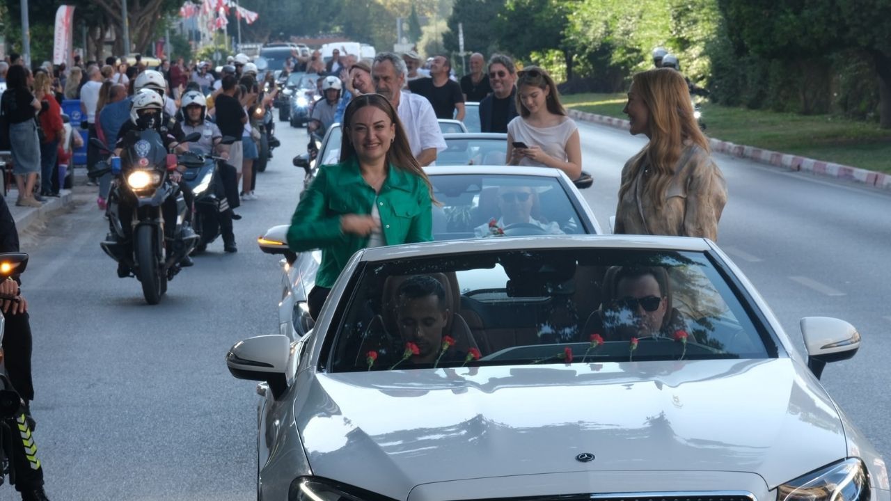 Altın Portakal Kortejinde Yıldızlar Geçidi! Ünlü Isimlere Sevgi Seli1 (4)