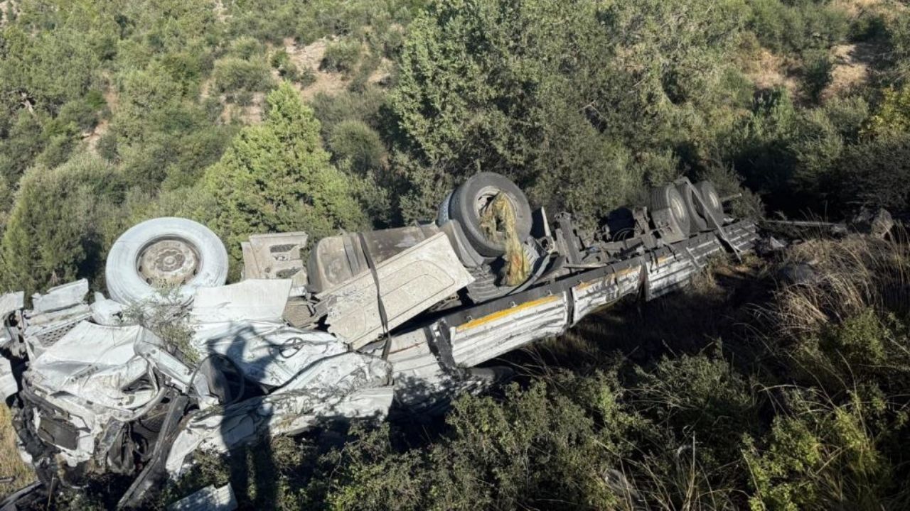 Antalya Karayolunda Tır Devrildi Mangal Keyfi Değil, Can Pazarı Yaşandı!12 (2)