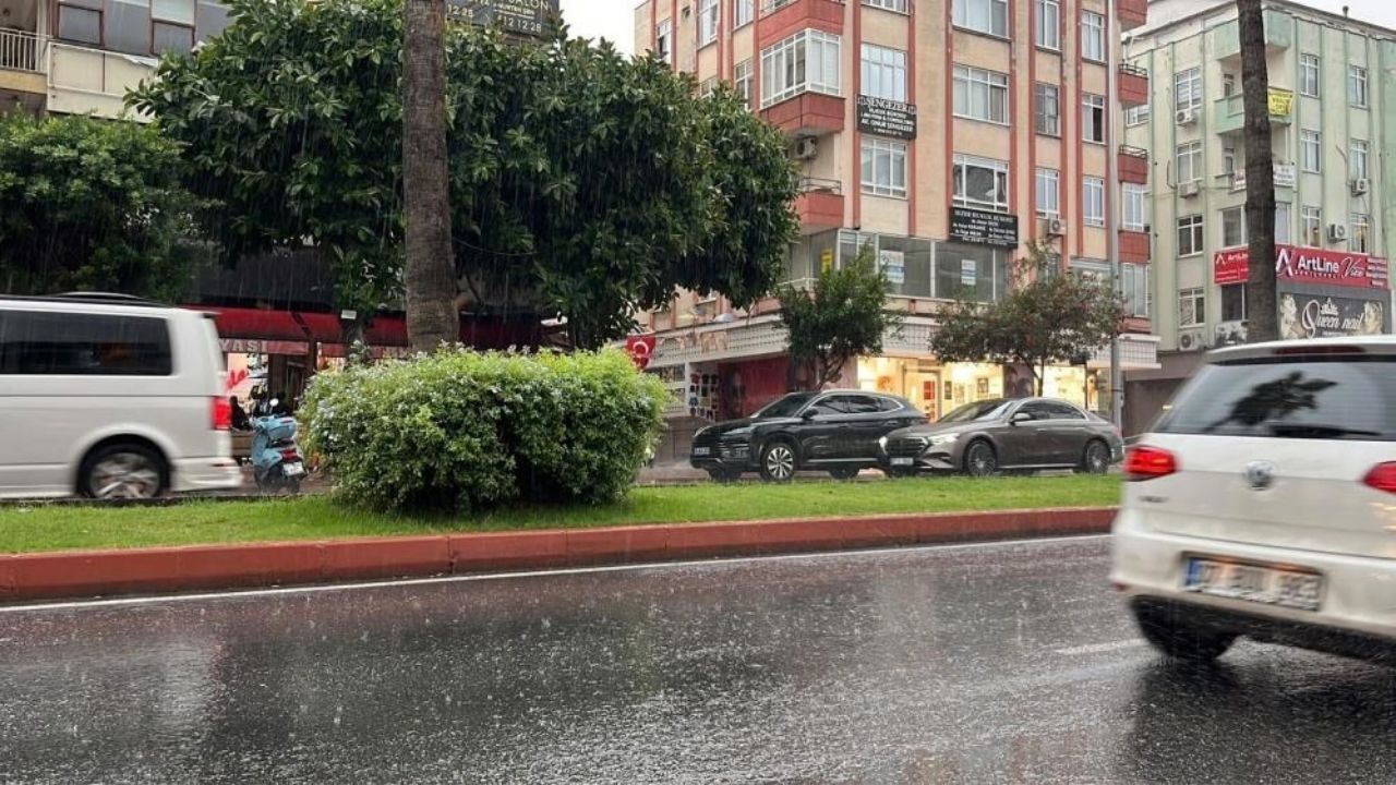 Antalya'da Aniden Bastırdı! Hazırlıksız Yakalananlar Bina Girişlerine Sığındı223 (1)