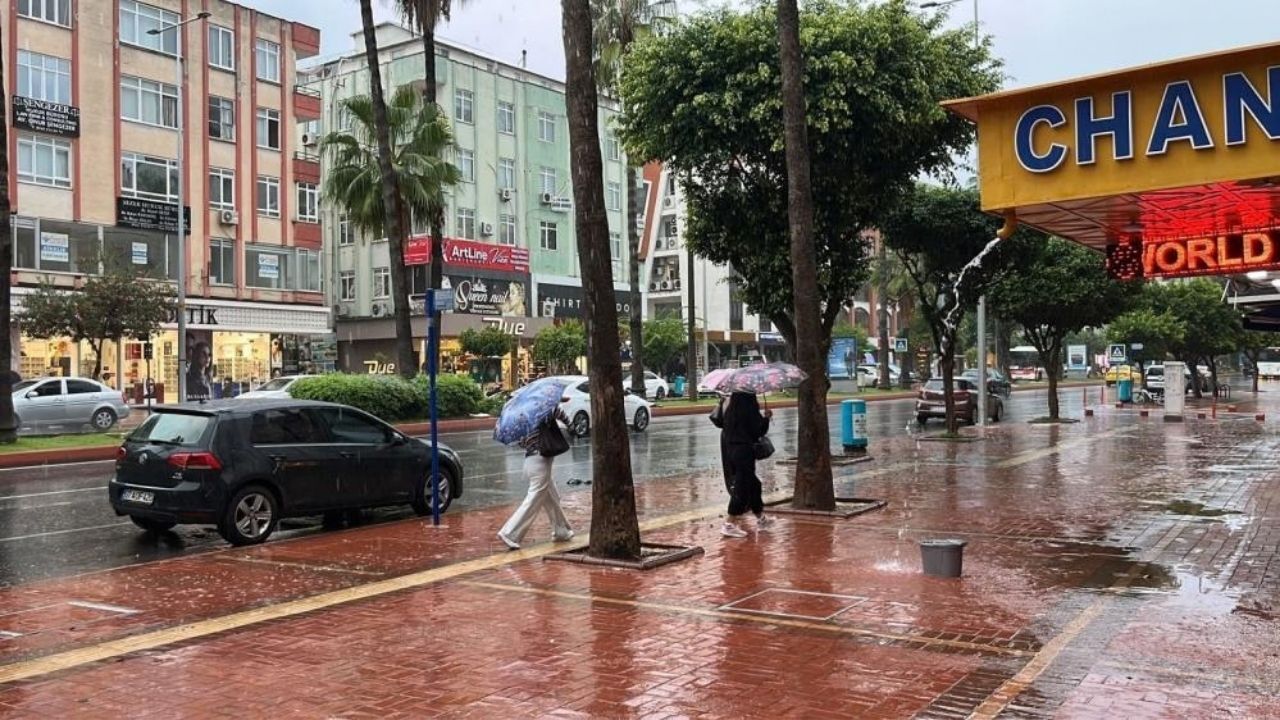 Antalya'da Aniden Bastırdı! Hazırlıksız Yakalananlar Bina Girişlerine Sığındı223 (2)