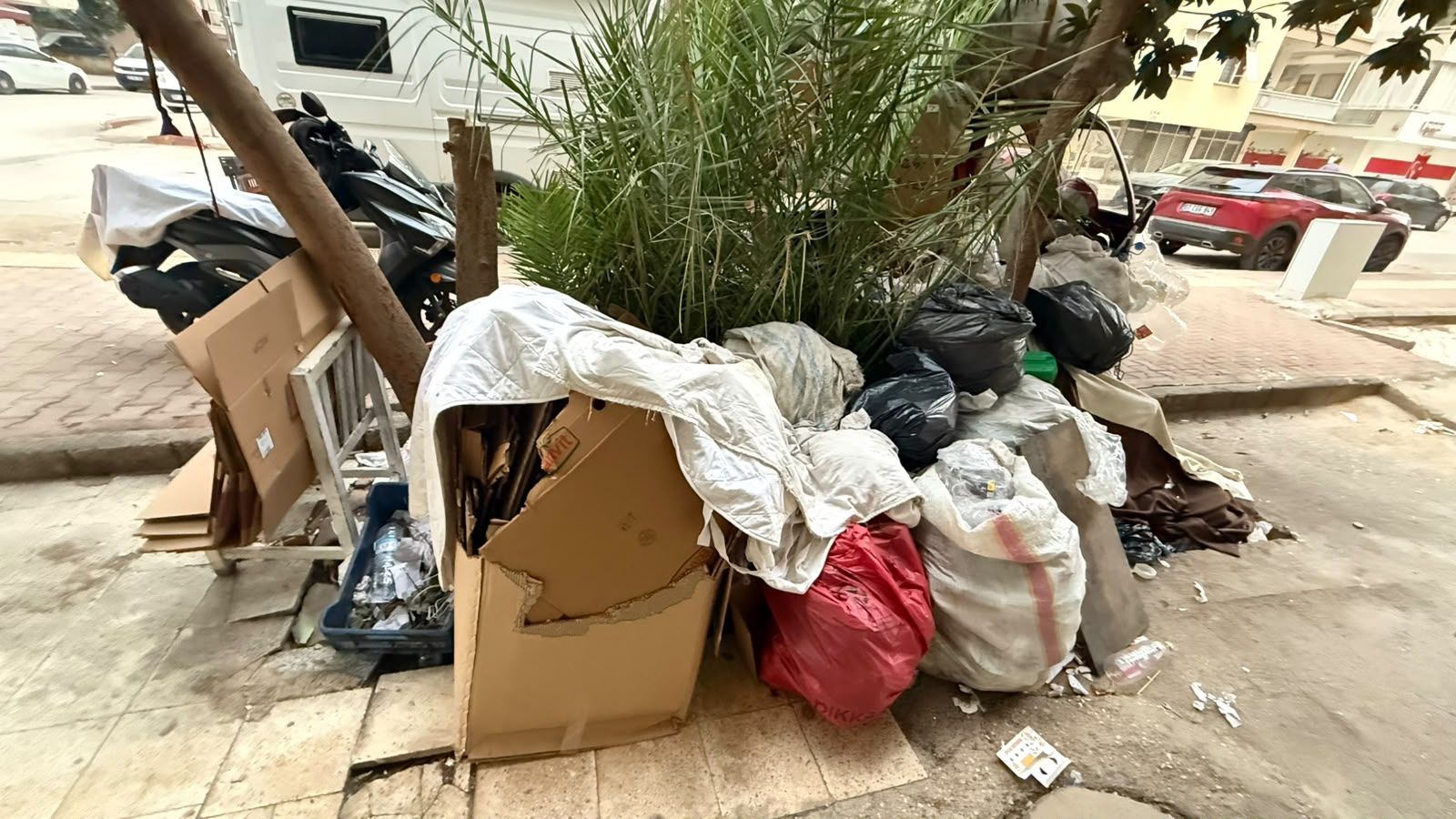 Antalya’da Apartmanın Önü Çöplüğe Döndü! Bu Görüntülere Tepki Var (1)