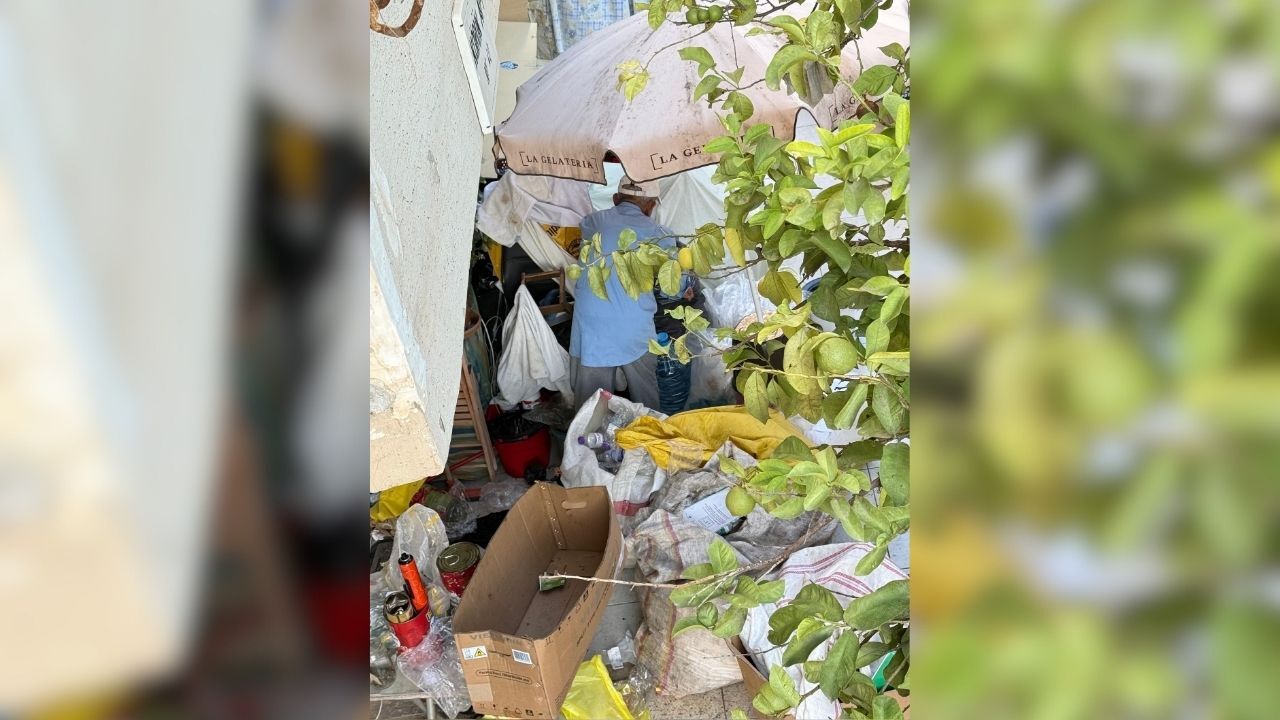 Antalya’da Apartmanın Önü Çöplüğe Döndü! Bu Görüntülere Tepki Var (3)