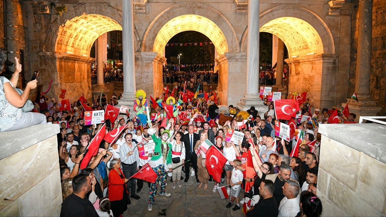 Antalya’da Geceye Damga Vuran Görüntüler! 15 Ülkeden Geldiler, Sokakları Doldurdular213 (4)
