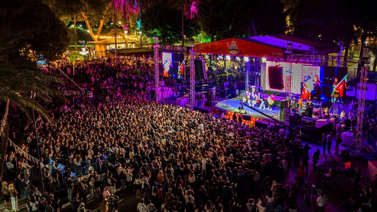 Antalya’da Geceye Damga Vuran Görüntüler! 15 Ülkeden Geldiler, Sokakları Doldurdular213 (5)