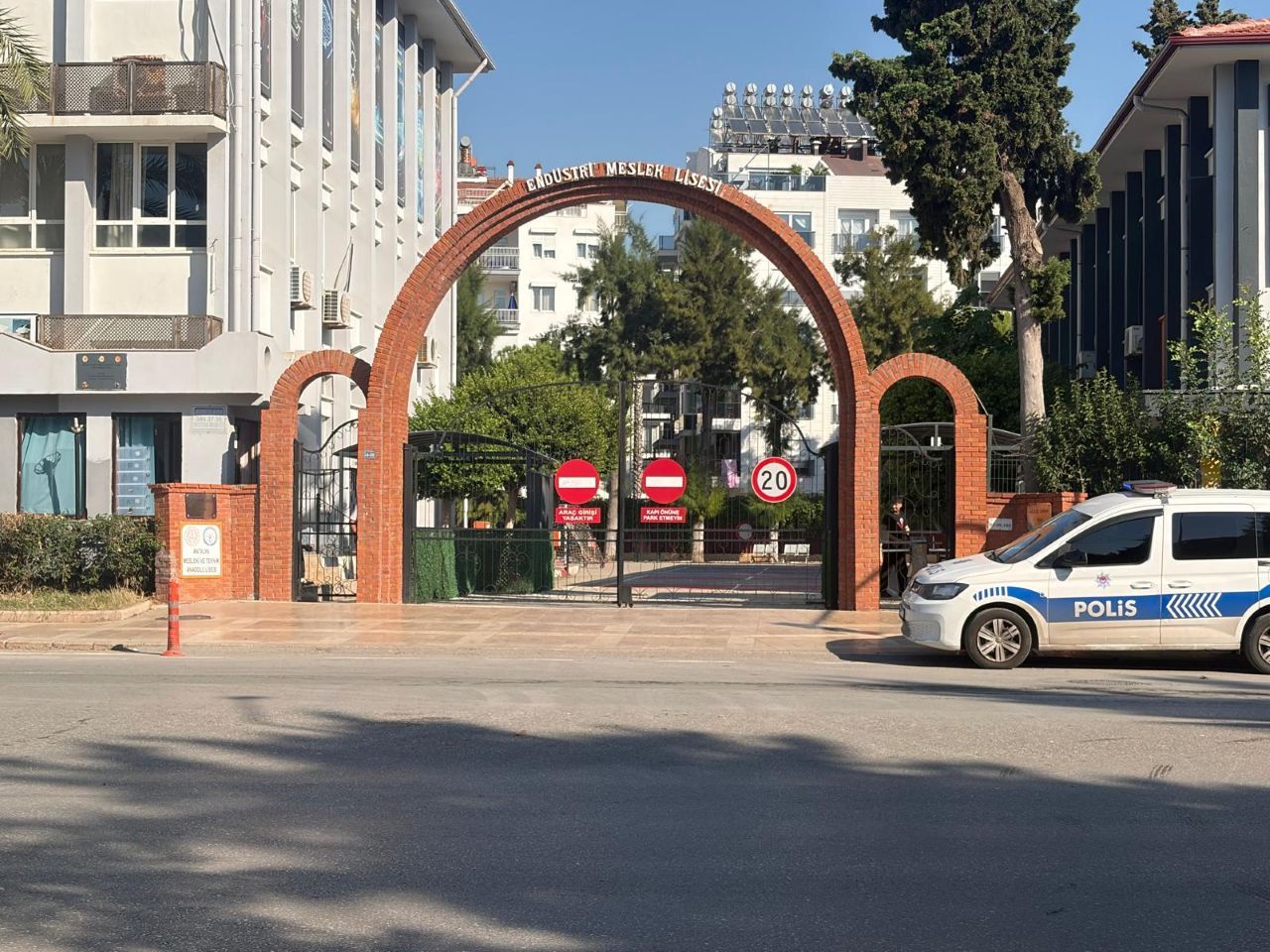 Antalya’da Okullarda Güvenlik Önlemleri Artırıldı! Polisler Okul Bahçelerinde (1)