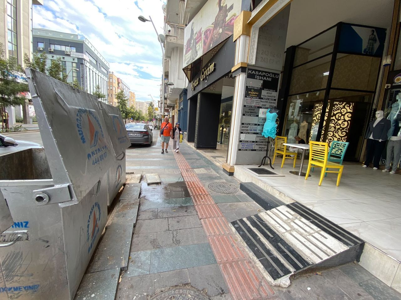 Antalya’nın Caddelerinde Çağ Dışı Göründü Klima Suları Vatandaşların Üzerine Akıyor (1)