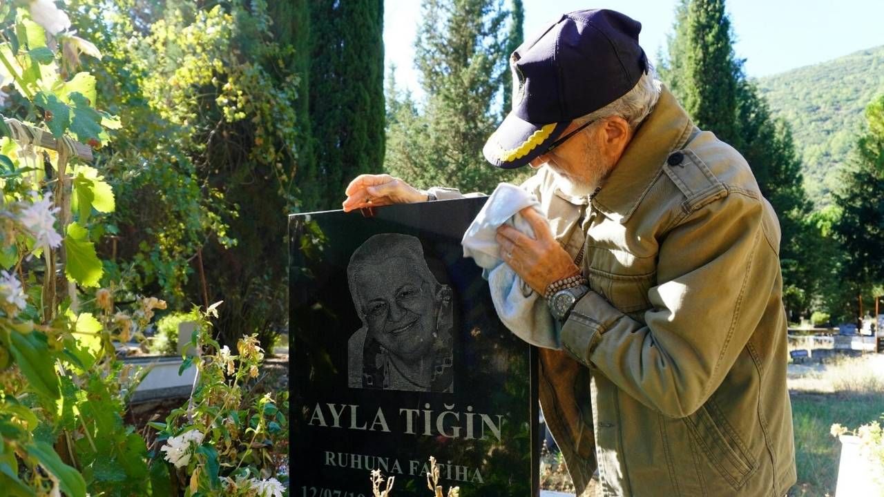 Muğla'da 56 yıllık eşine özlemi dinmiyor: Haftada 3 gün mezarı başında kitap okuyor