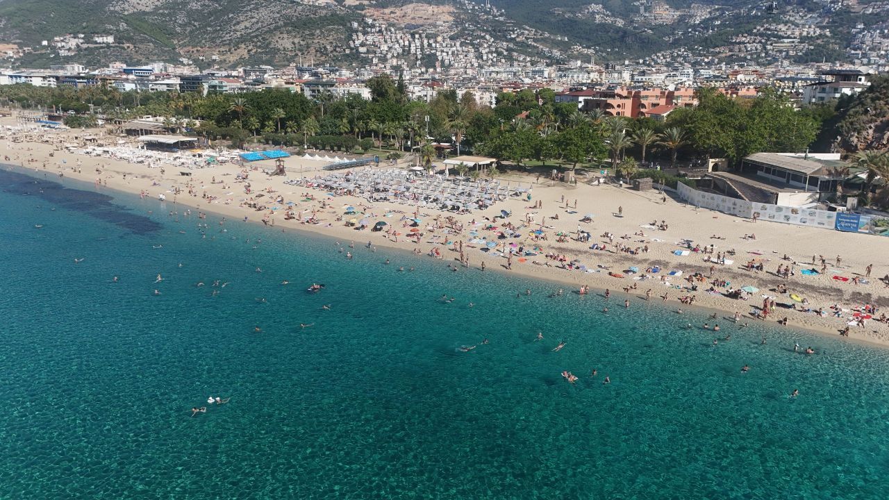 Ekim bitiyor, yaz bitmiyor! Antalya'da deniz suyu 25 derece