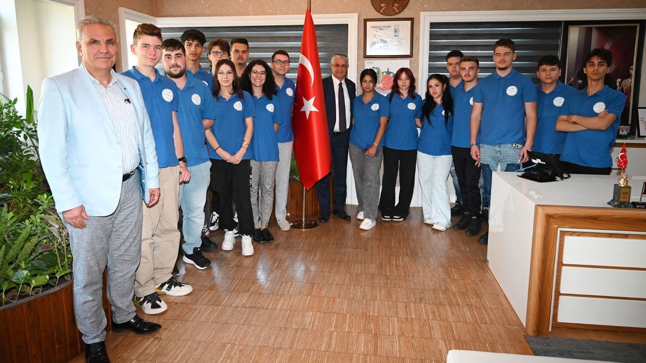 Romanyalı Erasmus öğrencilerinden Kemer Belediye Başkanı Necati Topaloğlu’na ziyaret