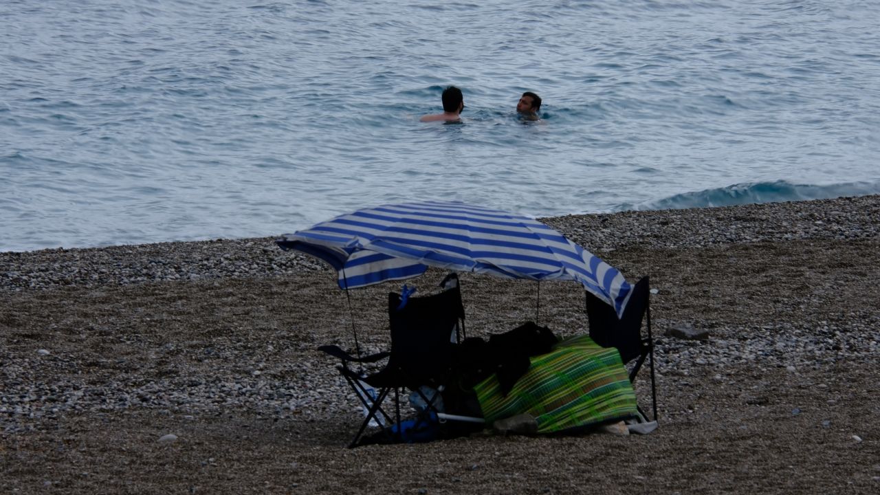 Fırtının Ardından Denize Girdiler (1)