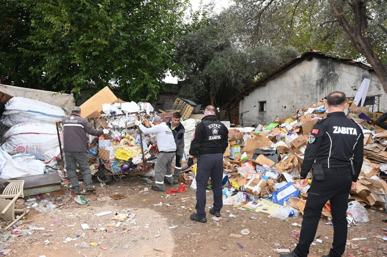 Kepezde Cop Ev Operasyonu 8 Kamyon Atik Cikarildi 5