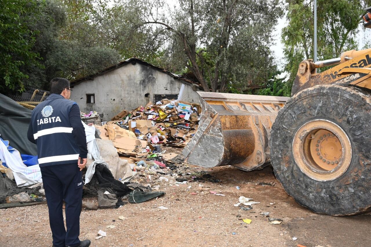 Kepezde Cop Ev Operasyonu 8 Kamyon Atik Cikarildi 7