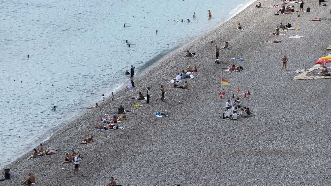 Türkiye yağmurla boğuşurken Antalya’da ezber bozan sahne!