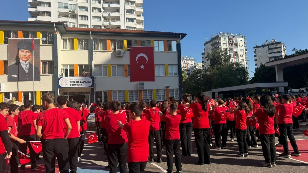 Mecdude Başakıncı Ortaokulu’nda Cumhuriyet Coşkusu Antalya’yı Gururlandırdı1 (1)
