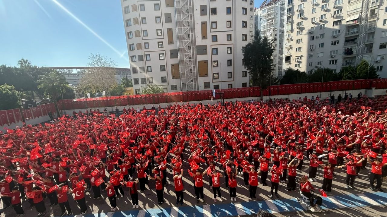 Mecdude Başakıncı Ortaokulu’nda Cumhuriyet Coşkusu Antalya’yı Gururlandırdı1 (2)