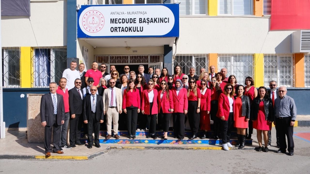 Mecdude Başakıncı Ortaokulu’nda Cumhuriyet Coşkusu Antalya’yı Gururlandırdı1 (3)