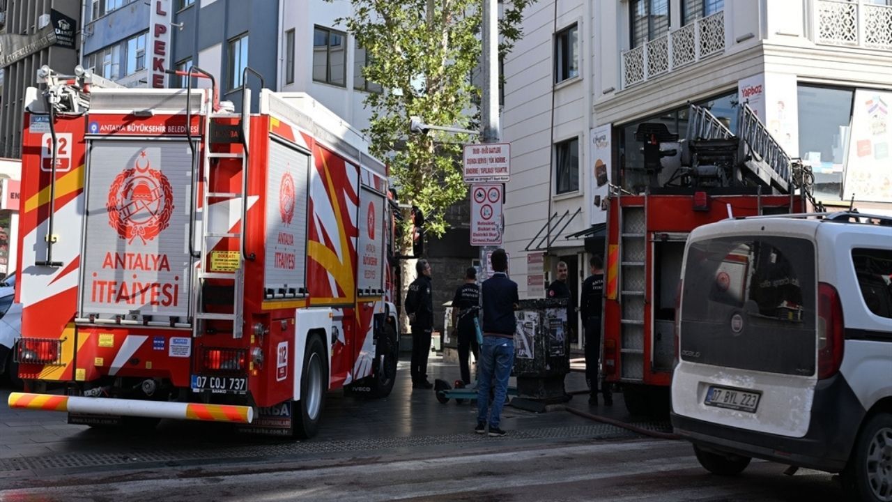 Muratpaşa’da Türkiye Diyanet Vakfı Binasında Yangın1 (2)