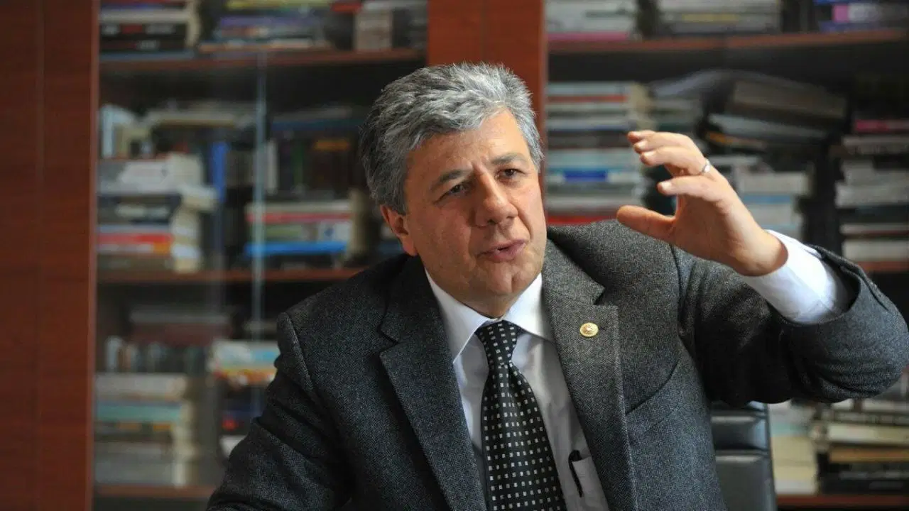 Mustafa Balbay, Antalya Kitap Fuarı’nı yazdı: "Kime güveneceğiz?"