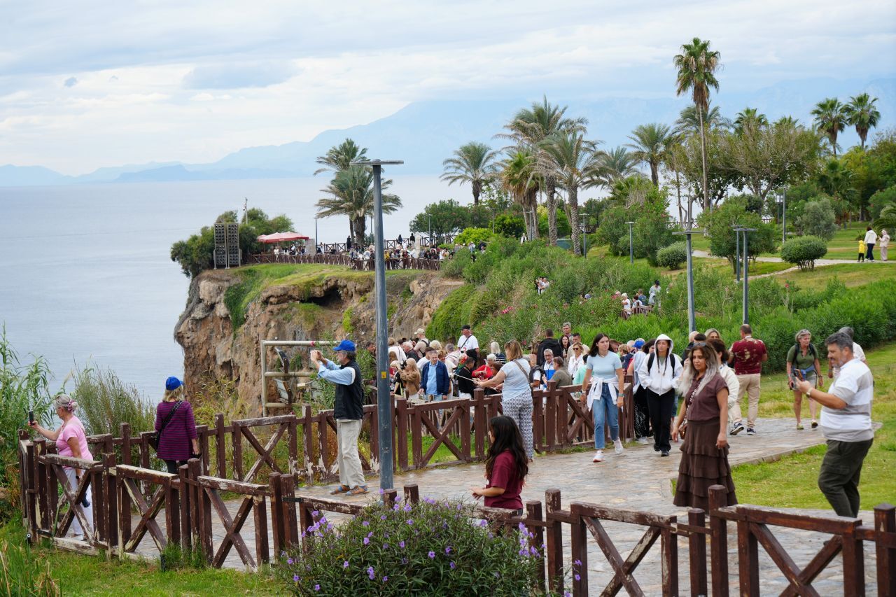 Turistler Sağanak Yağışa Aldırmadan Düden Şelalesi’ne Akın Etti (2)