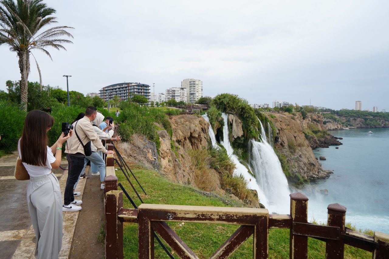 Turistler Sağanak Yağışa Aldırmadan Düden Şelalesi’ne Akın Etti